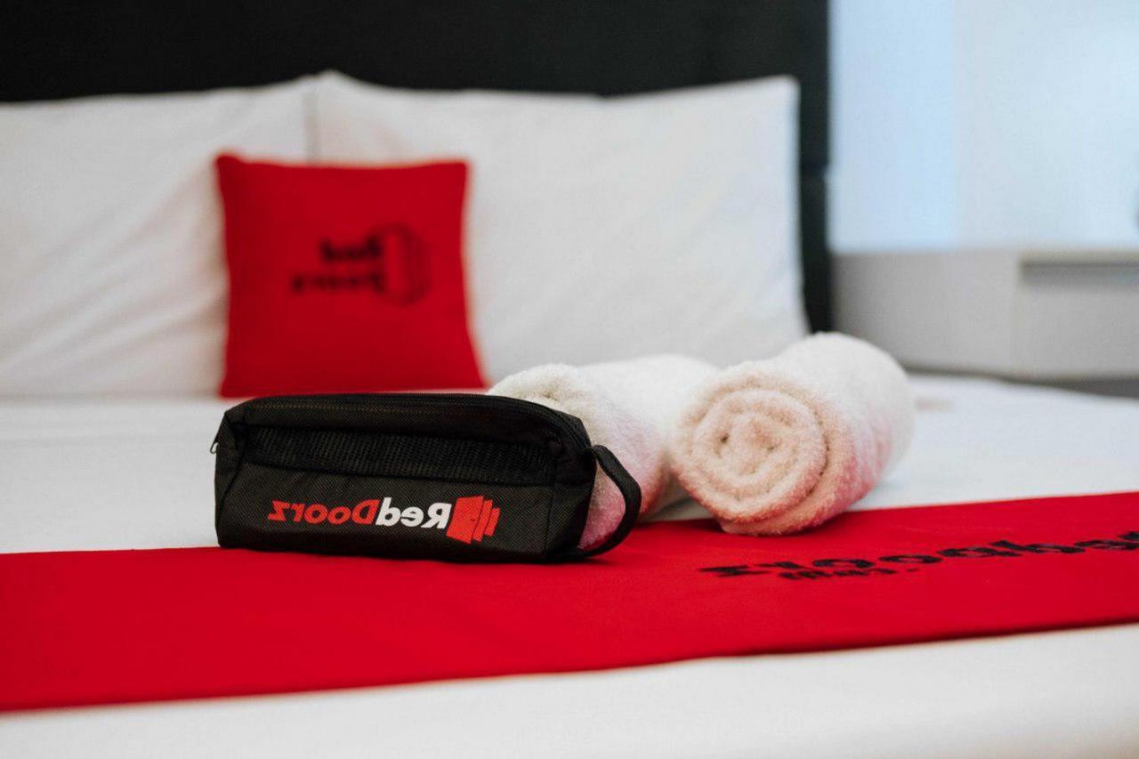 Hotel Reddoorz @ Jalan Brigjend Katamso Medan 2 Exterior foto